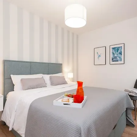 Claudia Premium, Centro